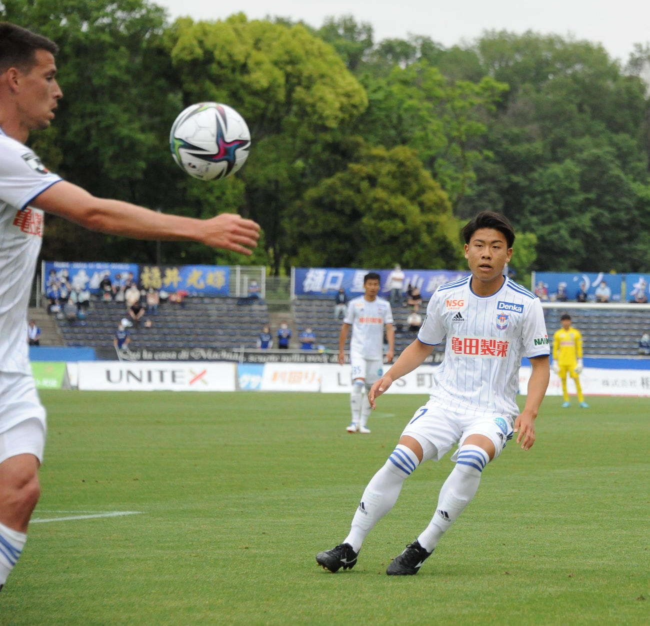 後半36分にプロデビューし、好プレーを見せた吉田（右）