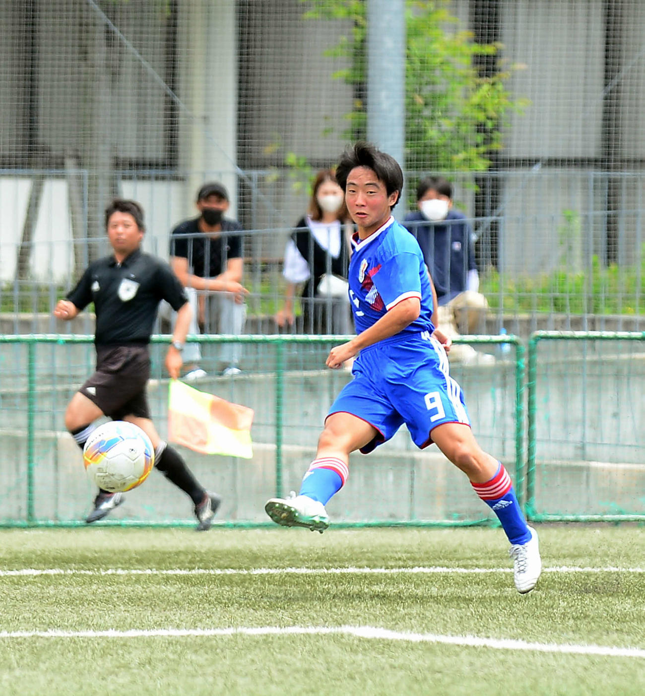 前半11分、先制点を決める清水桜が丘FW西山