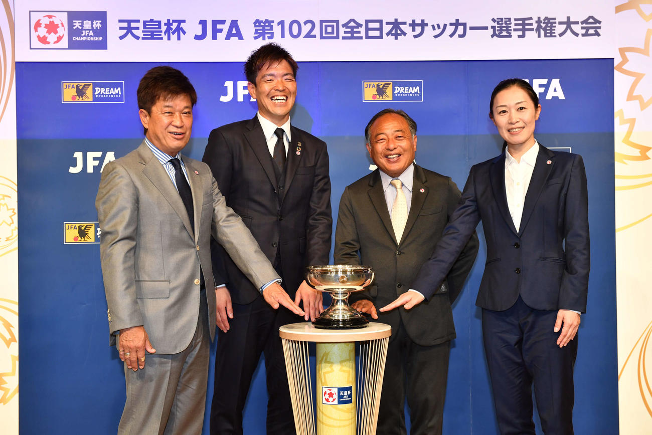 天皇杯開幕会見に出席した、左からノースアジア大総監督の早野宏史氏、昨年度優勝クラブの浦和GK西川、天皇杯実施委員会の中野雄二委員長、山下良美審判員（C）JFA
