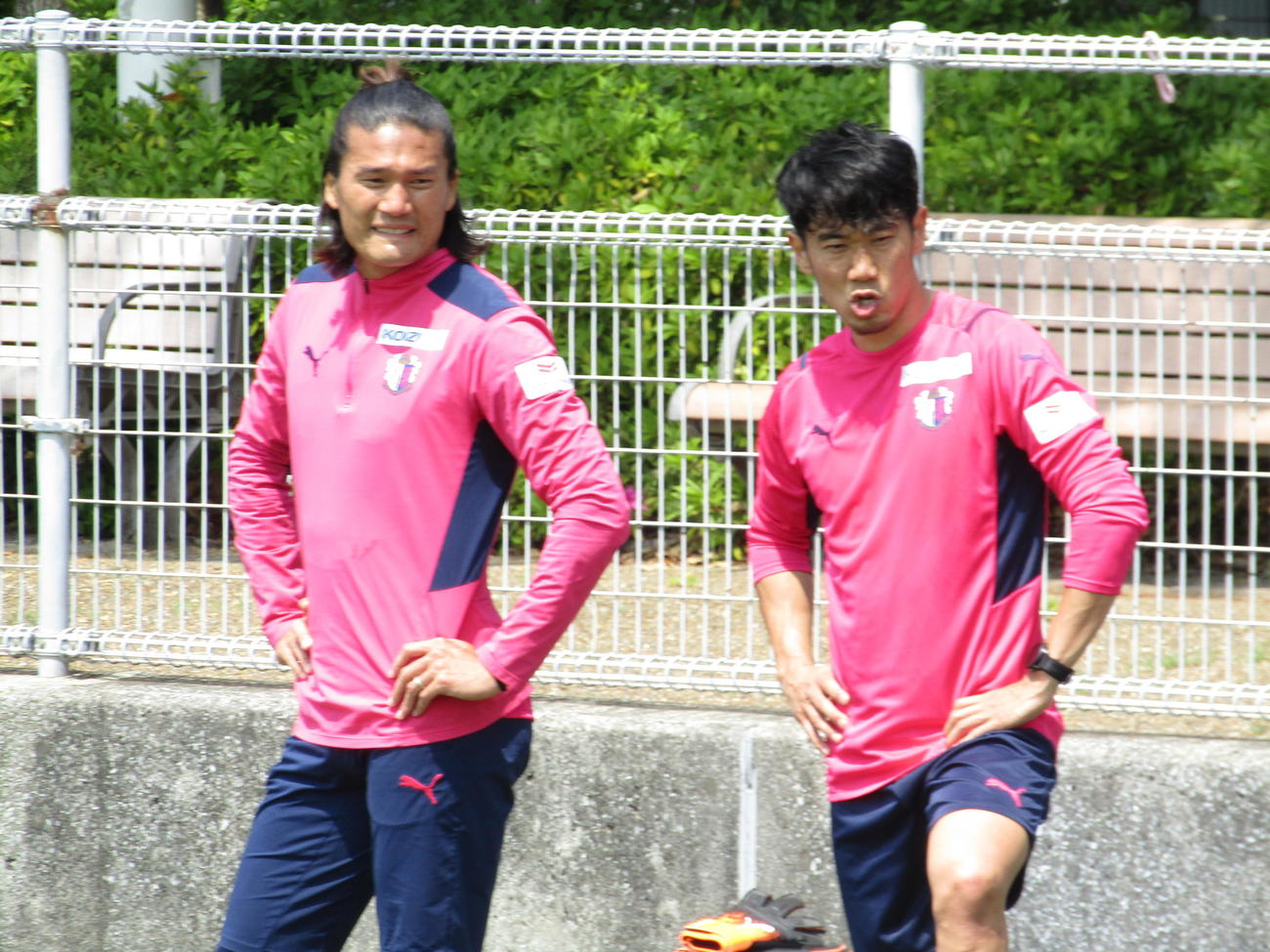 C大阪山下（左）と右は古巣C大阪の練習に参加した香川真司（22年4月19日撮影）