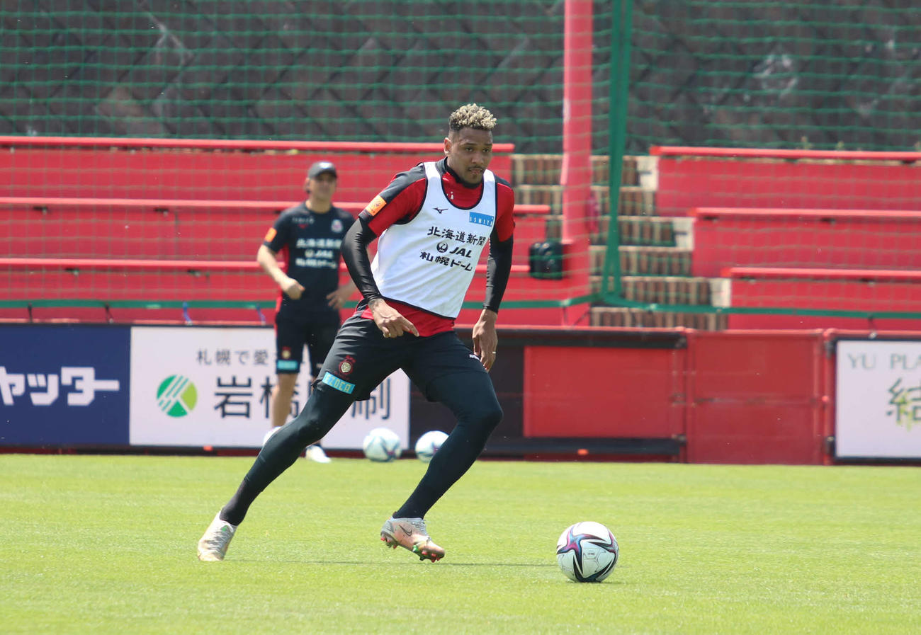 試合前日の練習で軽快に動く札幌ドウグラス・オリヴェイラ（撮影・山崎純一）
