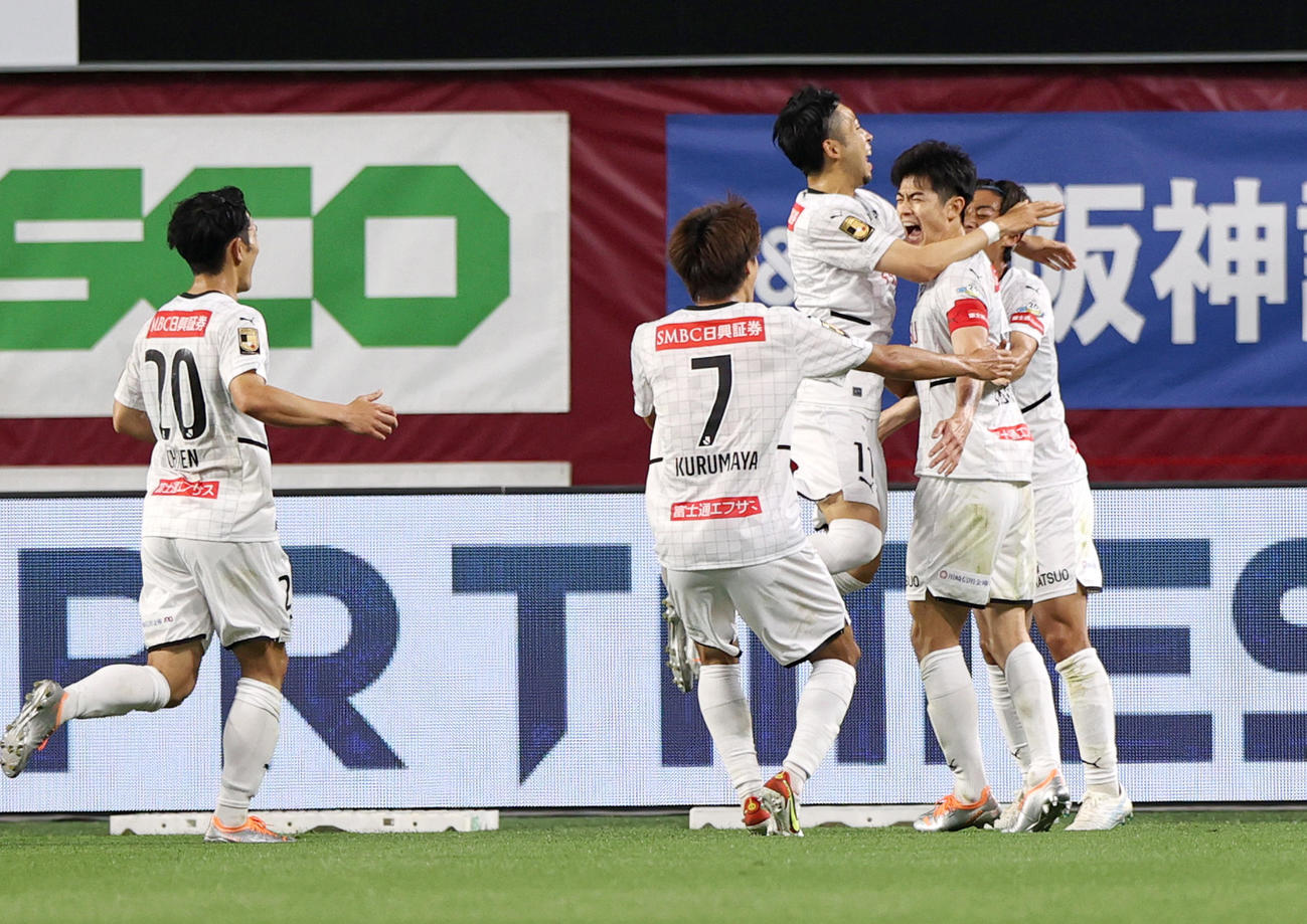 神戸対川崎F　後半、川崎F谷口（右から2人目）がゴールを決め歓喜する（撮影・上山淳一）