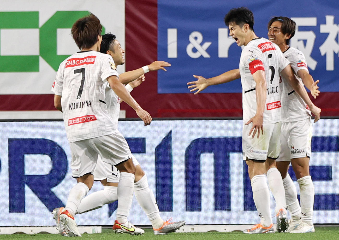 神戸対川崎F　後半、川崎F谷口（右から2人目）がゴールを決め歓喜する（撮影・上山淳一）