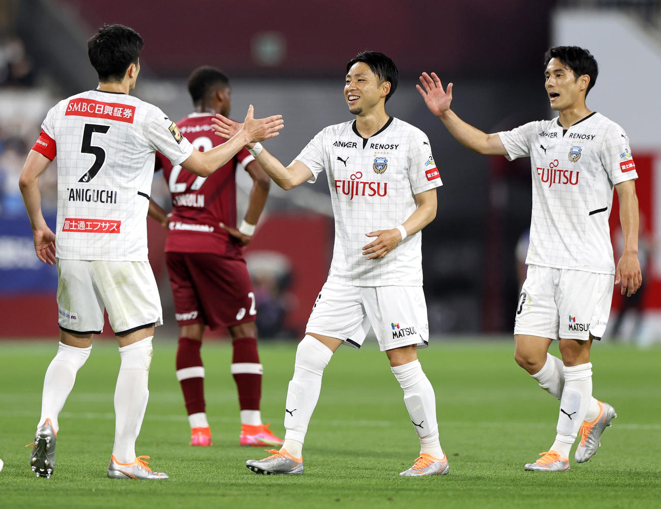 神戸対川崎F　川崎F谷口（左）のゴールで神戸に勝利し、川崎F小林とタッチを交わす（撮影・上山淳一）