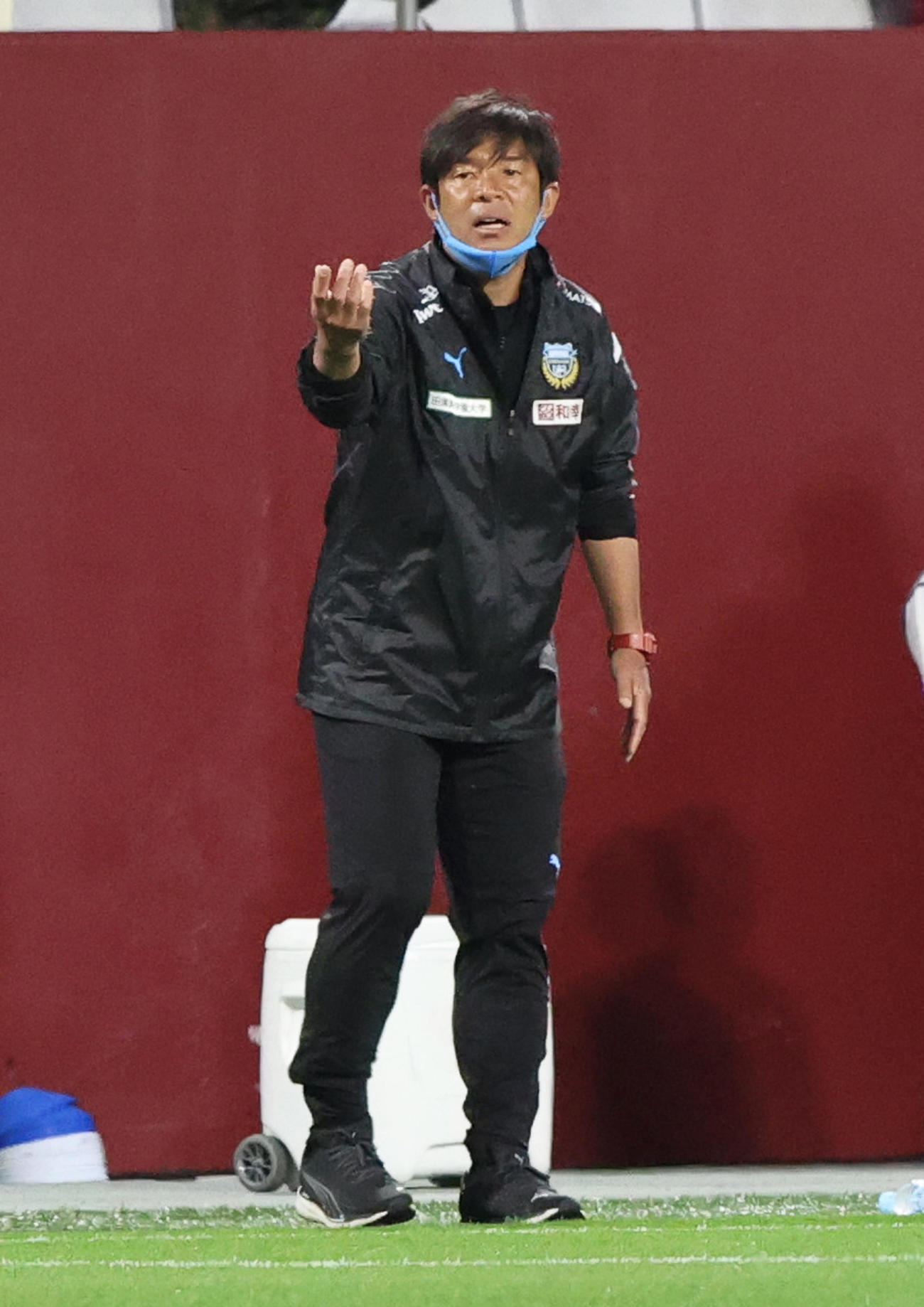 神戸対川崎F　後半、選手へ指示を出す川崎F鬼木監督（撮影・上山淳一）