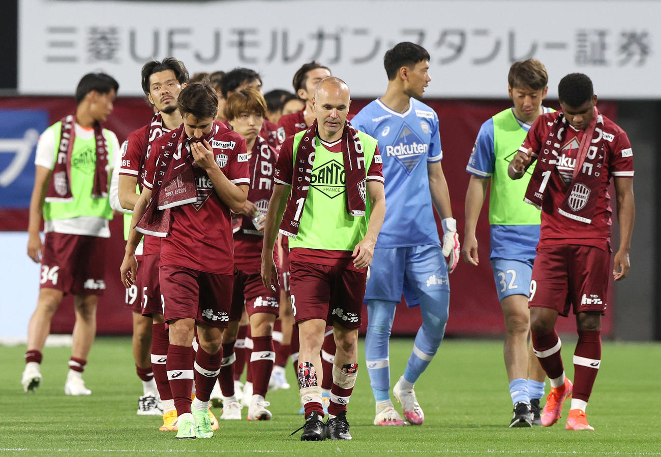 神戸対川崎F　厳しい表情でサポーターへあいさつへ向かうイニエスタ（中央）ら神戸イレブン（撮影・上山淳一）