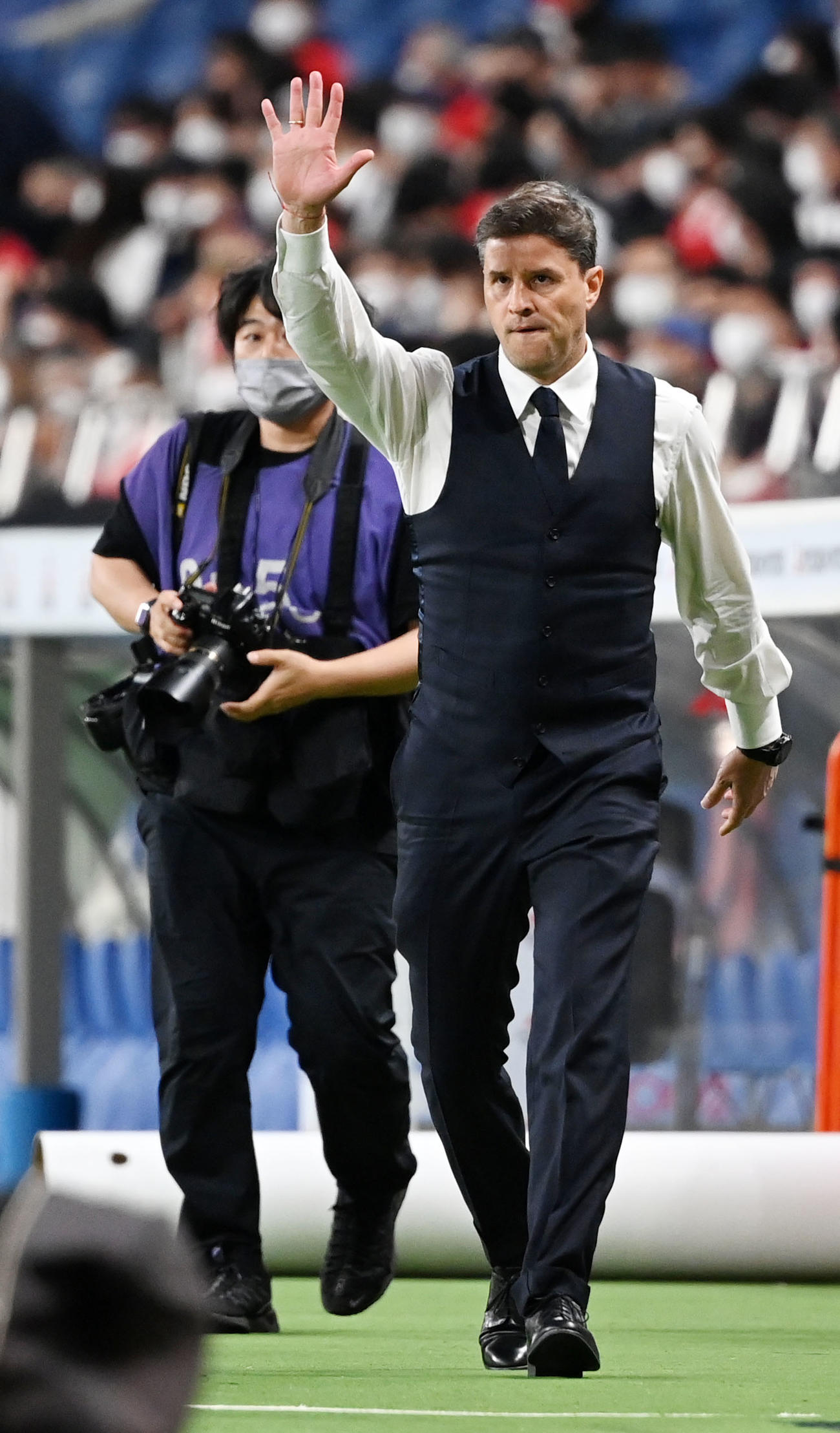 浦和対横浜　声援に応える浦和リカルド・ロドリゲス監督（撮影・横山健太）