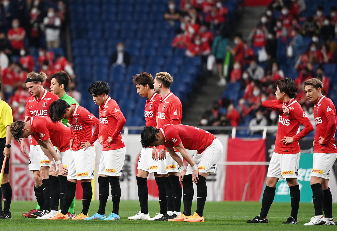 浦和対横浜　試合を終え整列する浦和イレブン（撮影・横山健太）