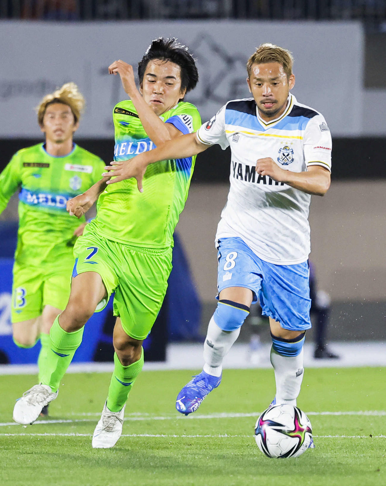 前半に競り合う湘南田中（左）と磐田大森