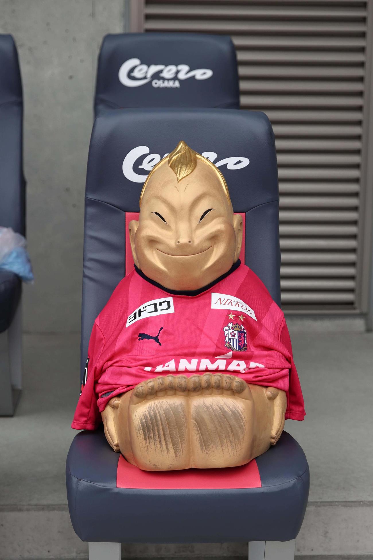 C大阪対G大阪　C大阪のベンチに座るビリケンさん（撮影・上田博志）