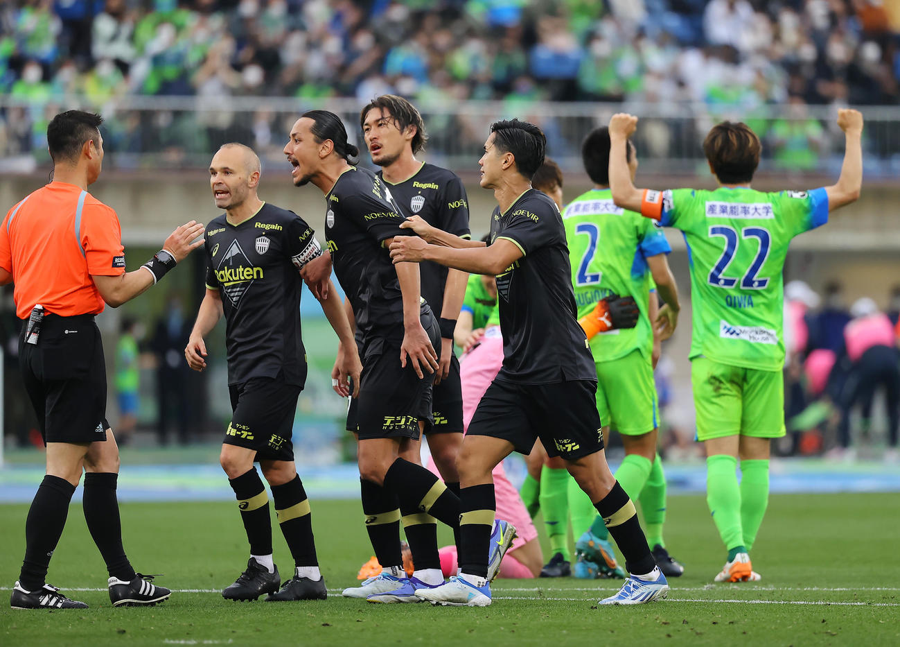 湘南対神戸　後半終了間際、同点ゴールを決めたかに見えたがVARでノーゴールとなり猛抗議する神戸武藤（中央）ら（撮影・垰建太）