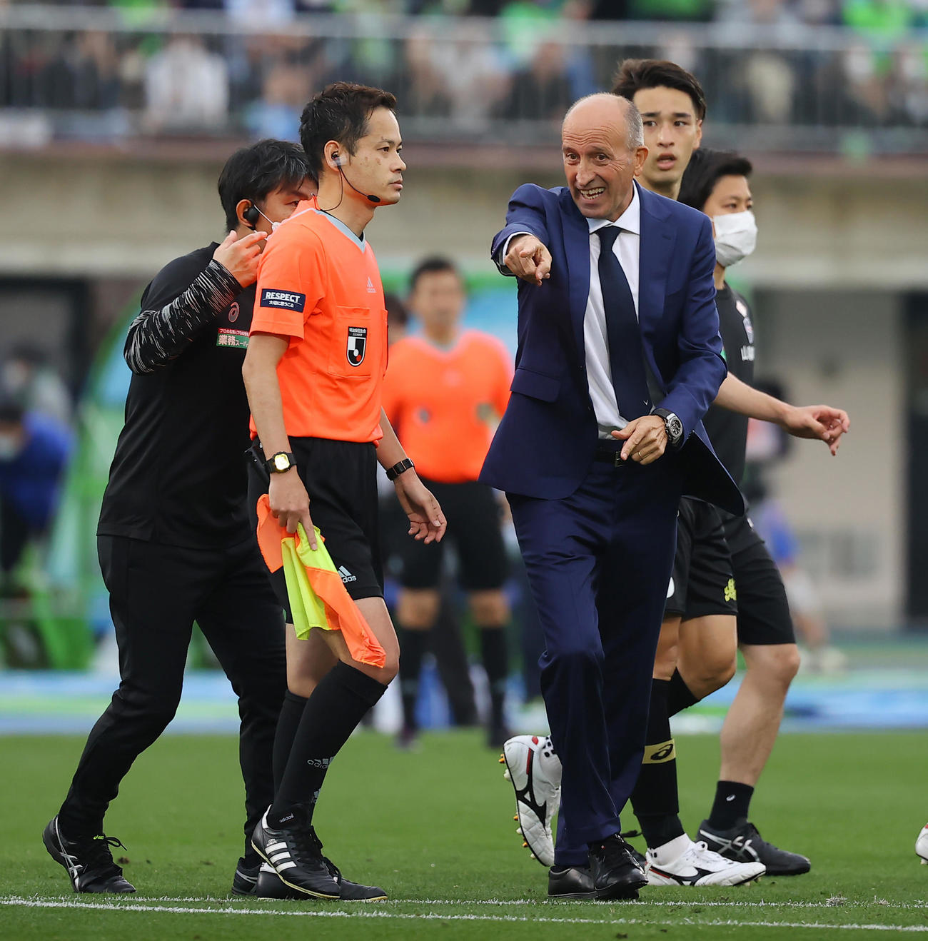 湘南対神戸　後半終了間際、同点ゴールを決めたかに見えたがVARでノーゴールとなり猛抗議する神戸ロティーナ監督（右）（撮影・垰建太）