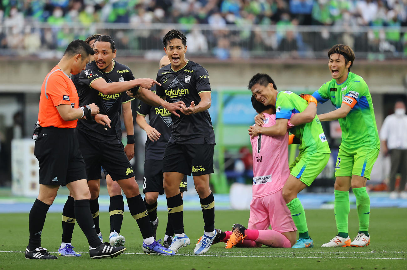 湘南対神戸　後半終了間際、同点ゴールを決めたかに見えたがVARでノーゴールとなり猛抗議する神戸武藤（中央左）らと歓喜の表情を見せる湘南イレブン（撮影・垰建太）