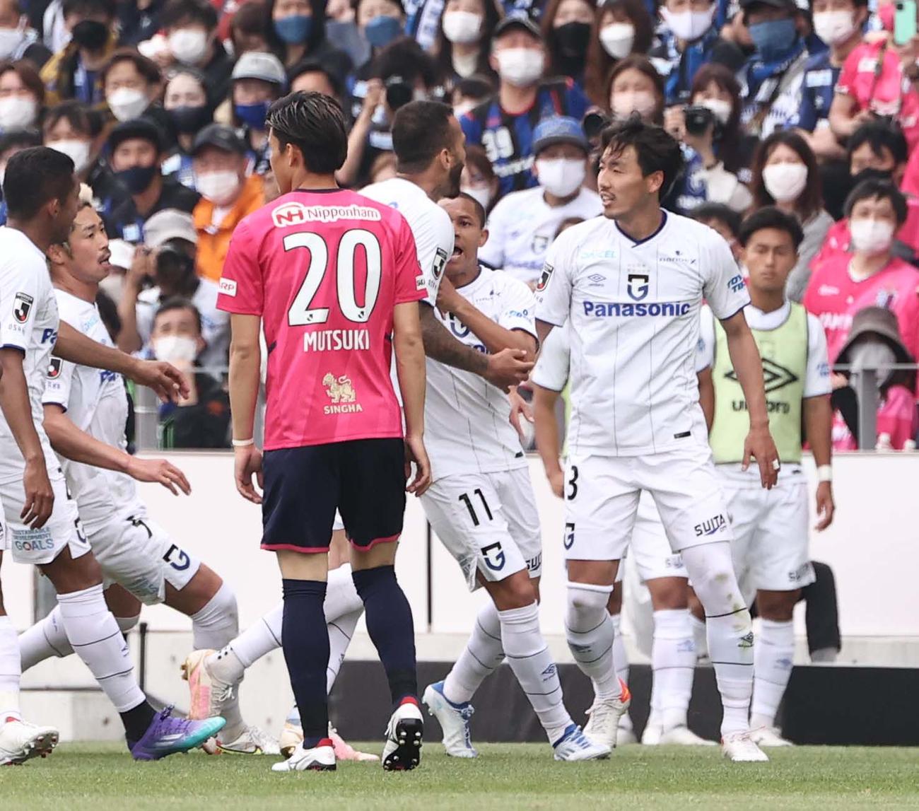 C大阪対G大阪　G大阪昌子（右）はG大阪ペレイラ（中央）とにらみ合う（撮影・上田博志）