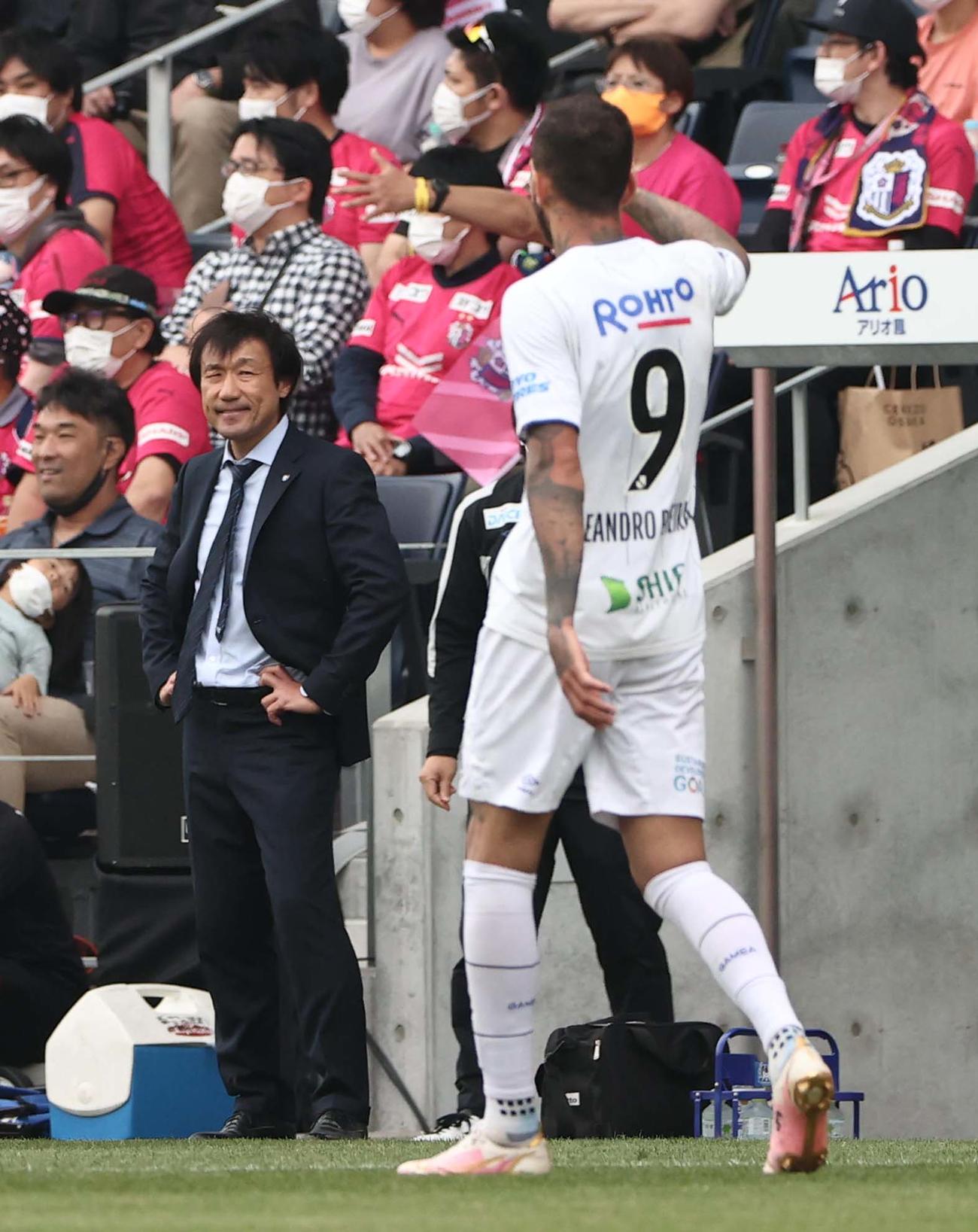 C大阪対G大阪　G大阪片野坂監督（左）はピッチで怒るG大阪レペレイラに渋い表情を見せる（撮影・上田博志）