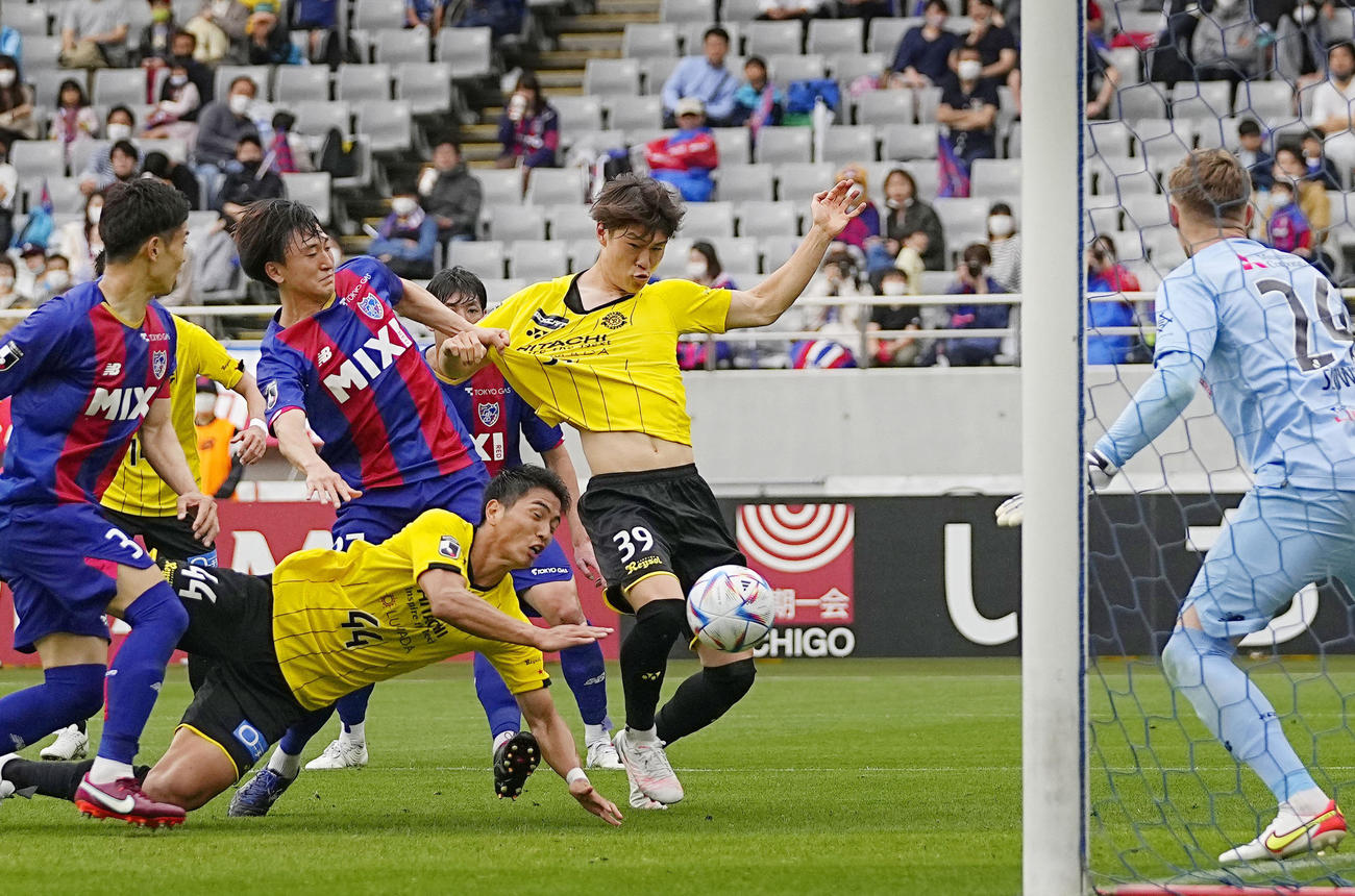 FC東京―柏　試合終了間際、柏・上島（中央下）がボールを押し込むがハンドの判定でゴールならず（共同）