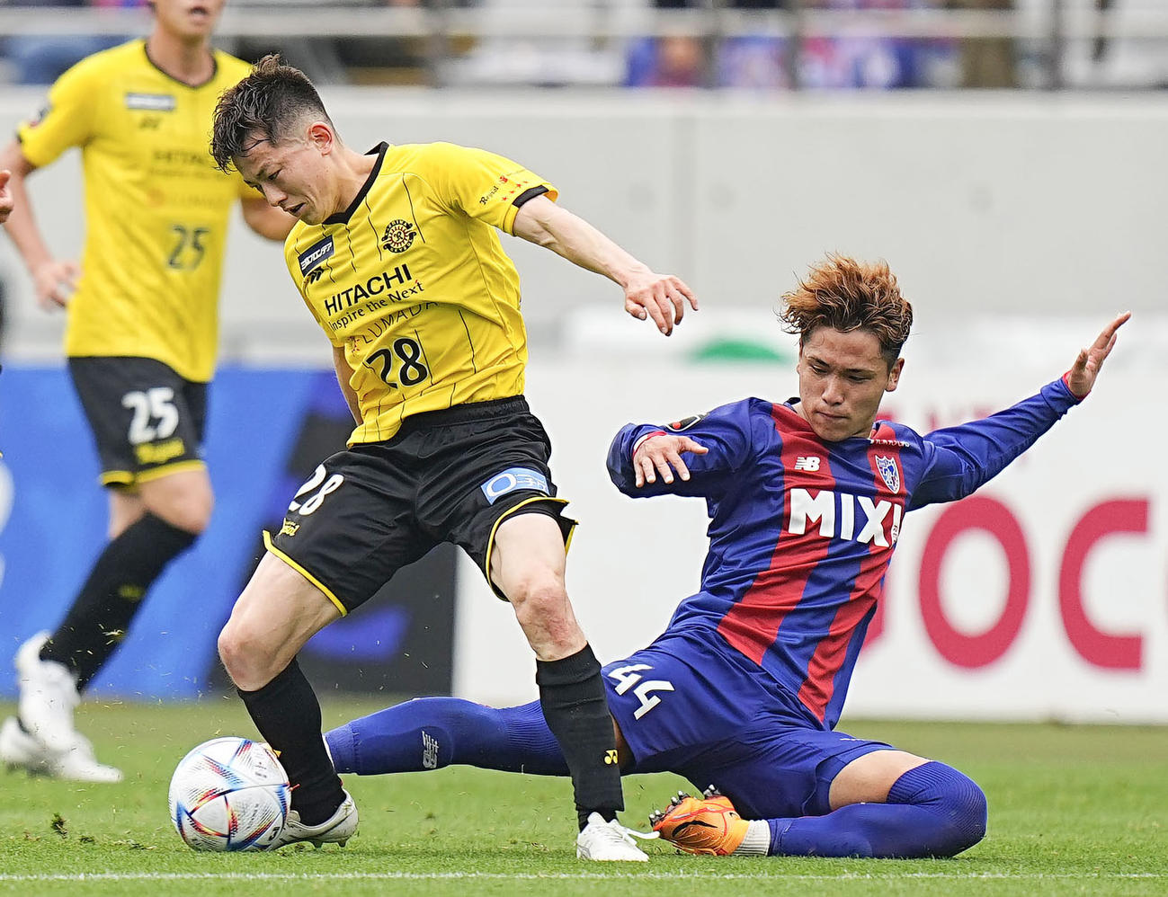 前半、競り合うFC東京松木（右）と柏戸嶋（共同）