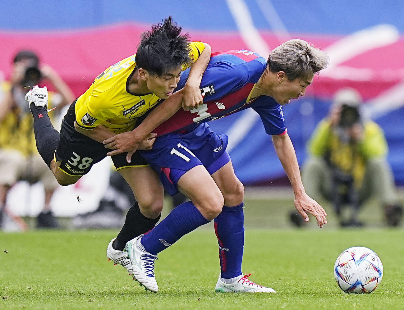 後半、競り合うFC東京永井（右）と柏升掛