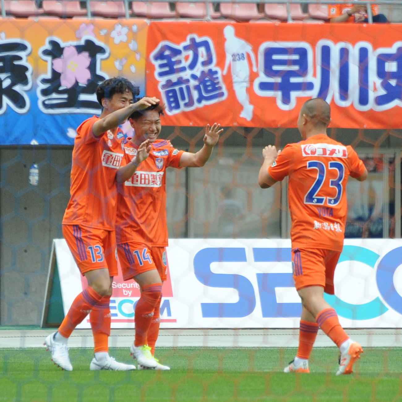 先制ゴールを決めた三戸（中央）をチームメートが祝福
