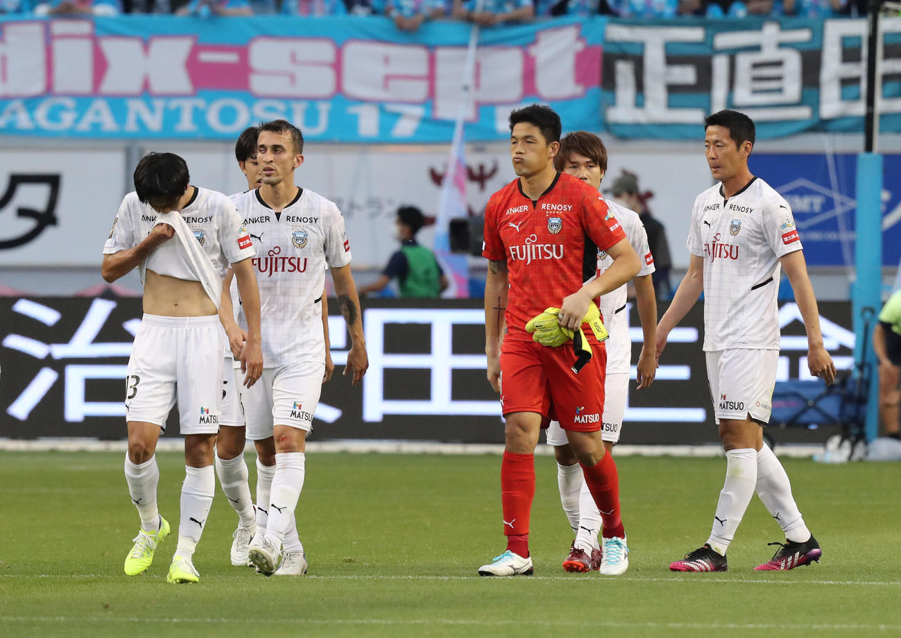 鳥栖対川崎F　鳥栖に引き分け連勝がストップし、悔しげな表情を見せる川崎Fイレブン（撮影・屋方直哉）