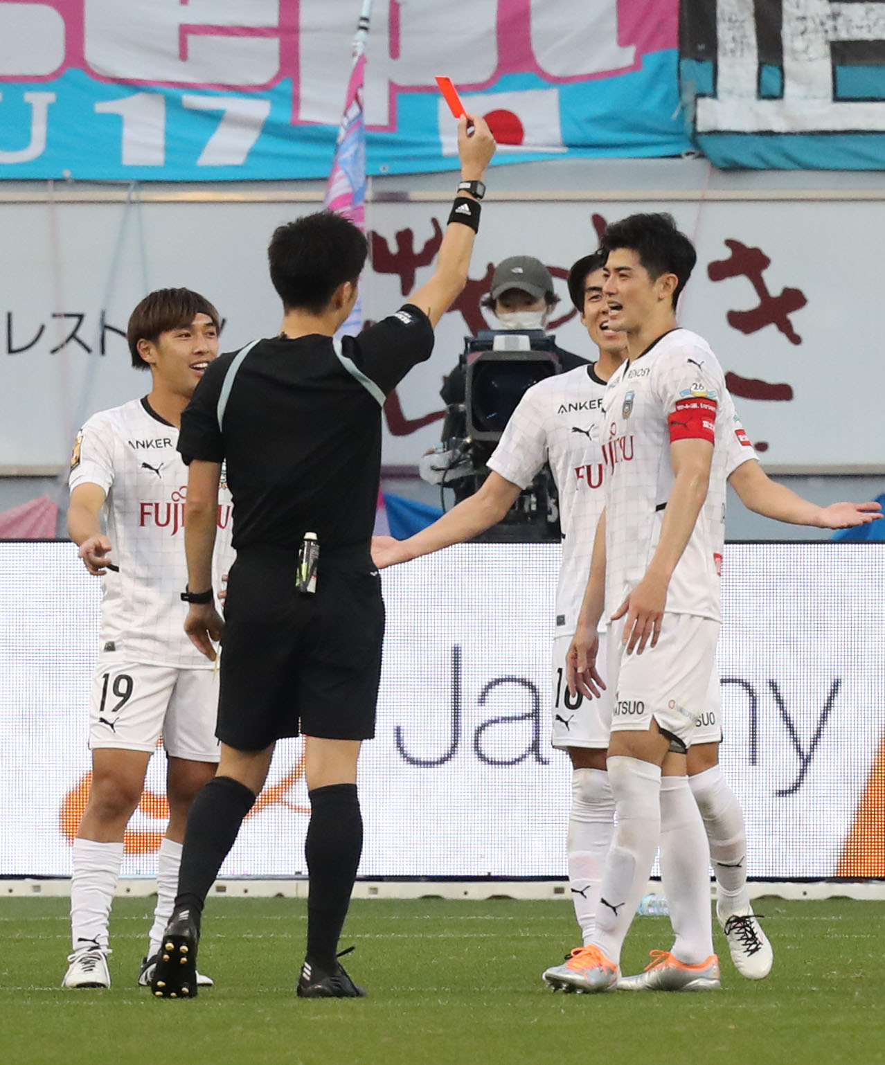 鳥栖対川崎F　後半、鳥栖垣田へのファールでレッドカードを提示される川崎F谷口（撮影・屋方直哉）