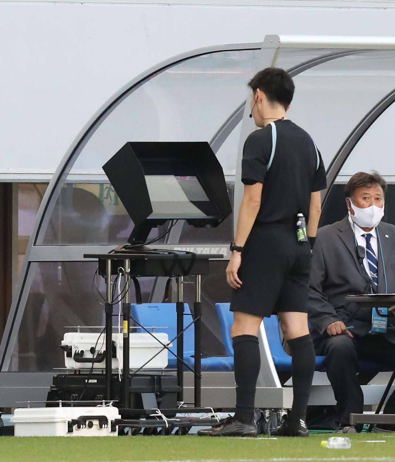 鳥栖対川崎F　後半、川崎F谷口彰悟のファウルに対しVARの確認をする荒木主審（撮影・屋方直哉）