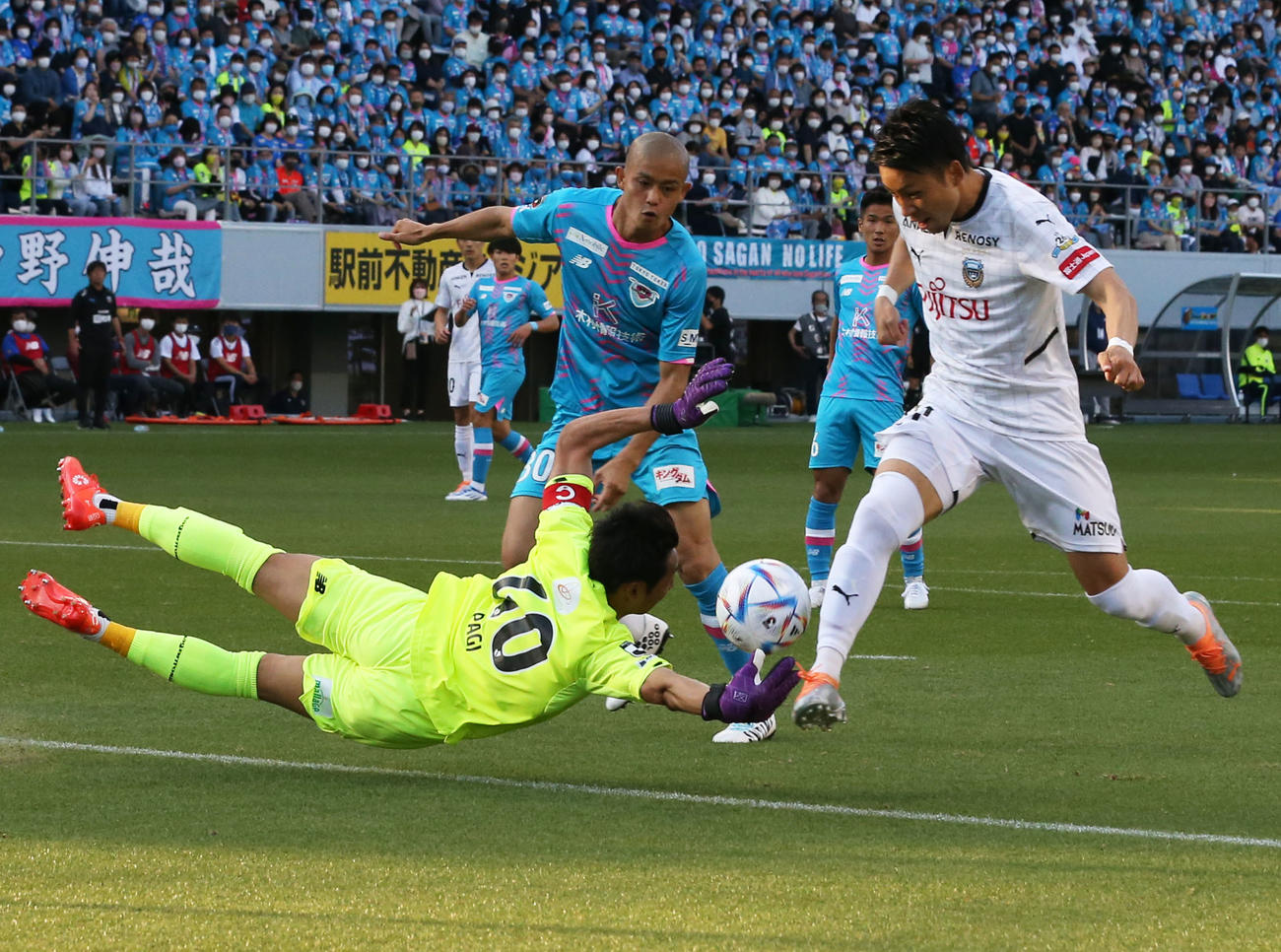 鳥栖対川崎F　後半、こぼれ球を詰める川崎F小林（撮影・屋方直哉）