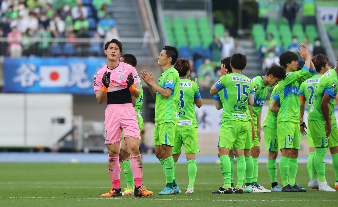 湘南対神戸　神戸に競り勝ち喜びを分かち合う湘南GK谷（左端）ら選手たち（撮影・垰建太）