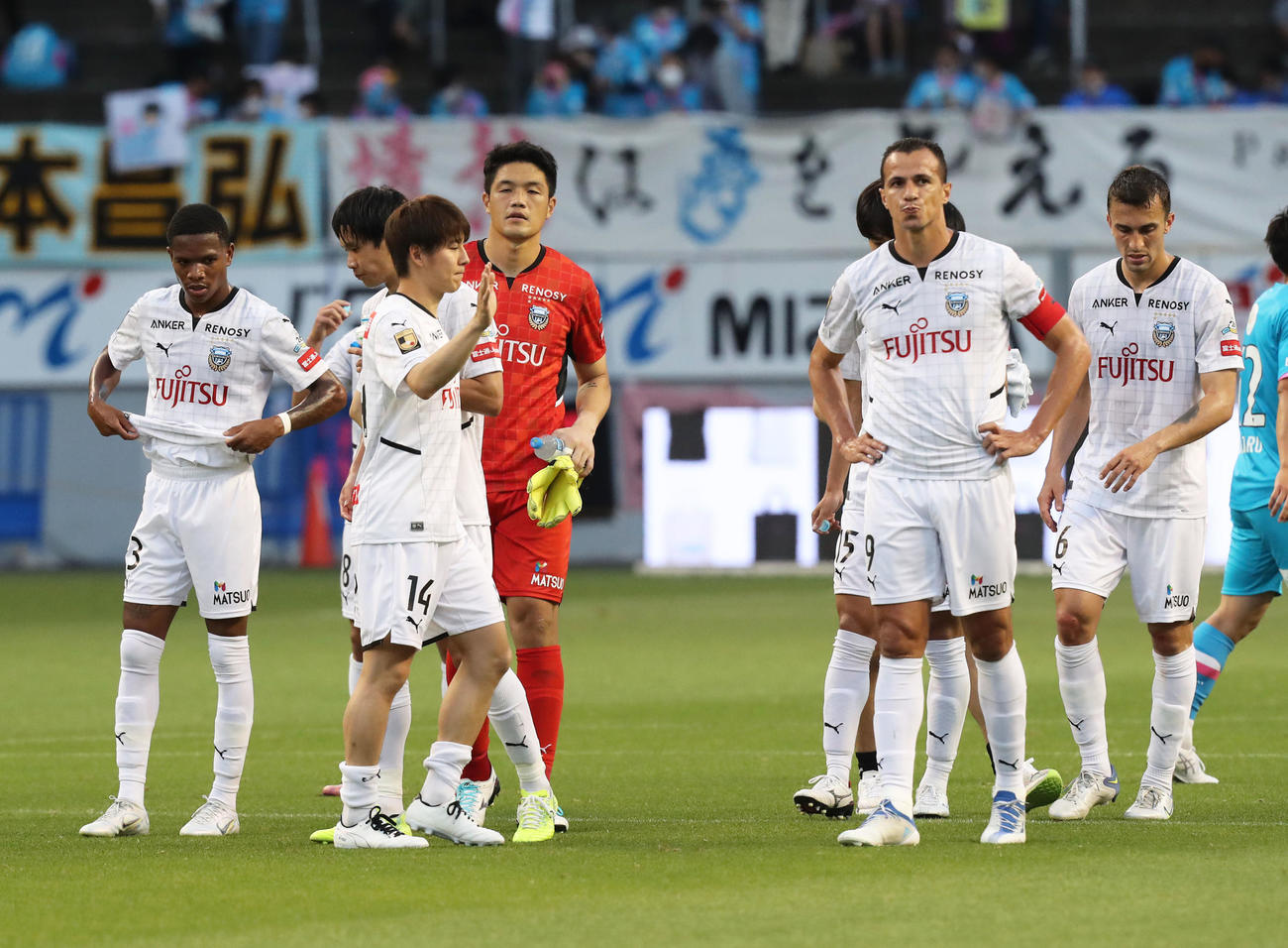 鳥栖対川崎F　鳥栖に引き分け連勝がストップし、悔しげな表情を見せる川崎Fイレブン（撮影・屋方直哉）