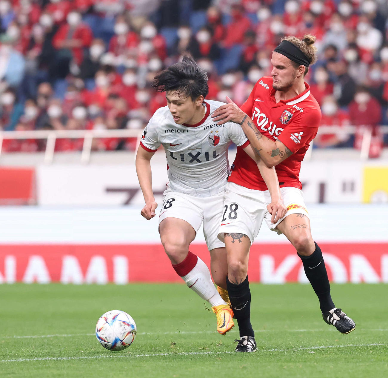 浦和対鹿島　後半、浦和アレクサンダー・ショルツ（右）と競り合う鹿島上田（撮影・丹羽敏通）