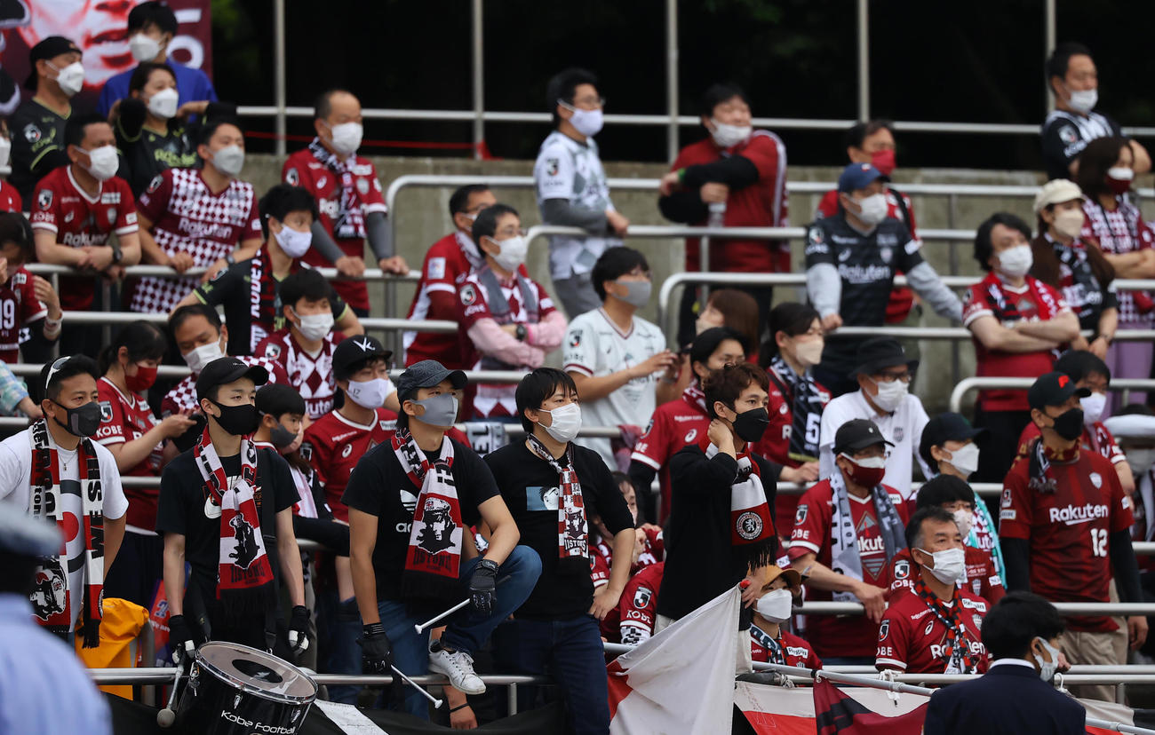 湘南対神戸　後半終了間際、同点ゴールを決めたかに見えたがVARでノーゴールとなりぼうぜんとする神戸サポーター（撮影・垰建太）