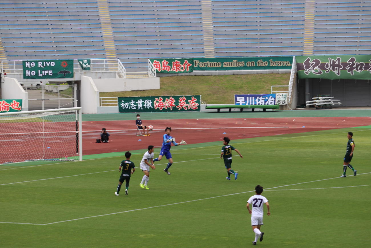 シュートを止めようとする和歌山GK吉崎弘宜（撮影・竹本穂乃加）