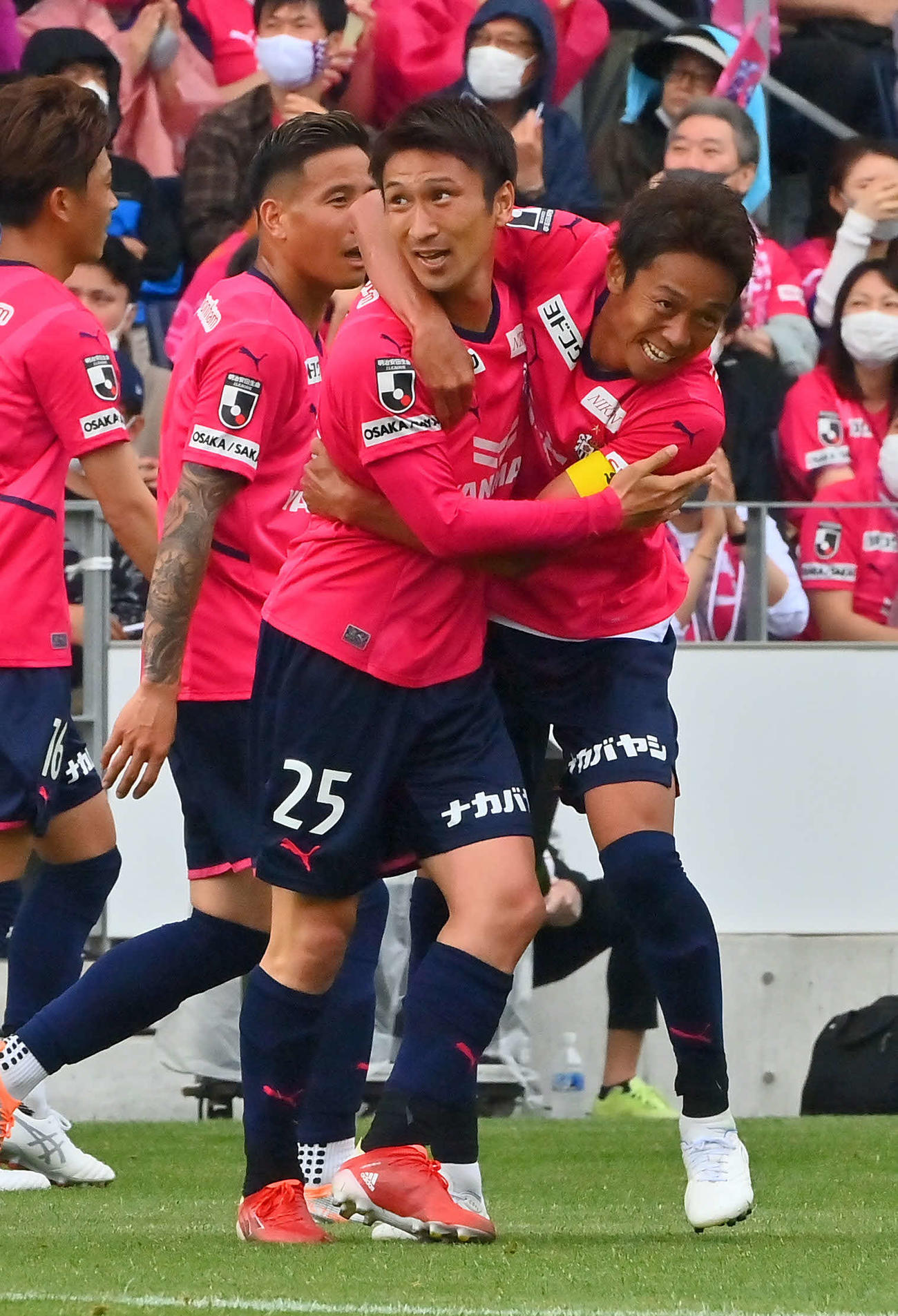 C大阪対G大阪　後半、勝ち越しゴールを決めたC大阪奥埜は清武（右）と抱き合って喜ぶ（撮影・和賀正仁）