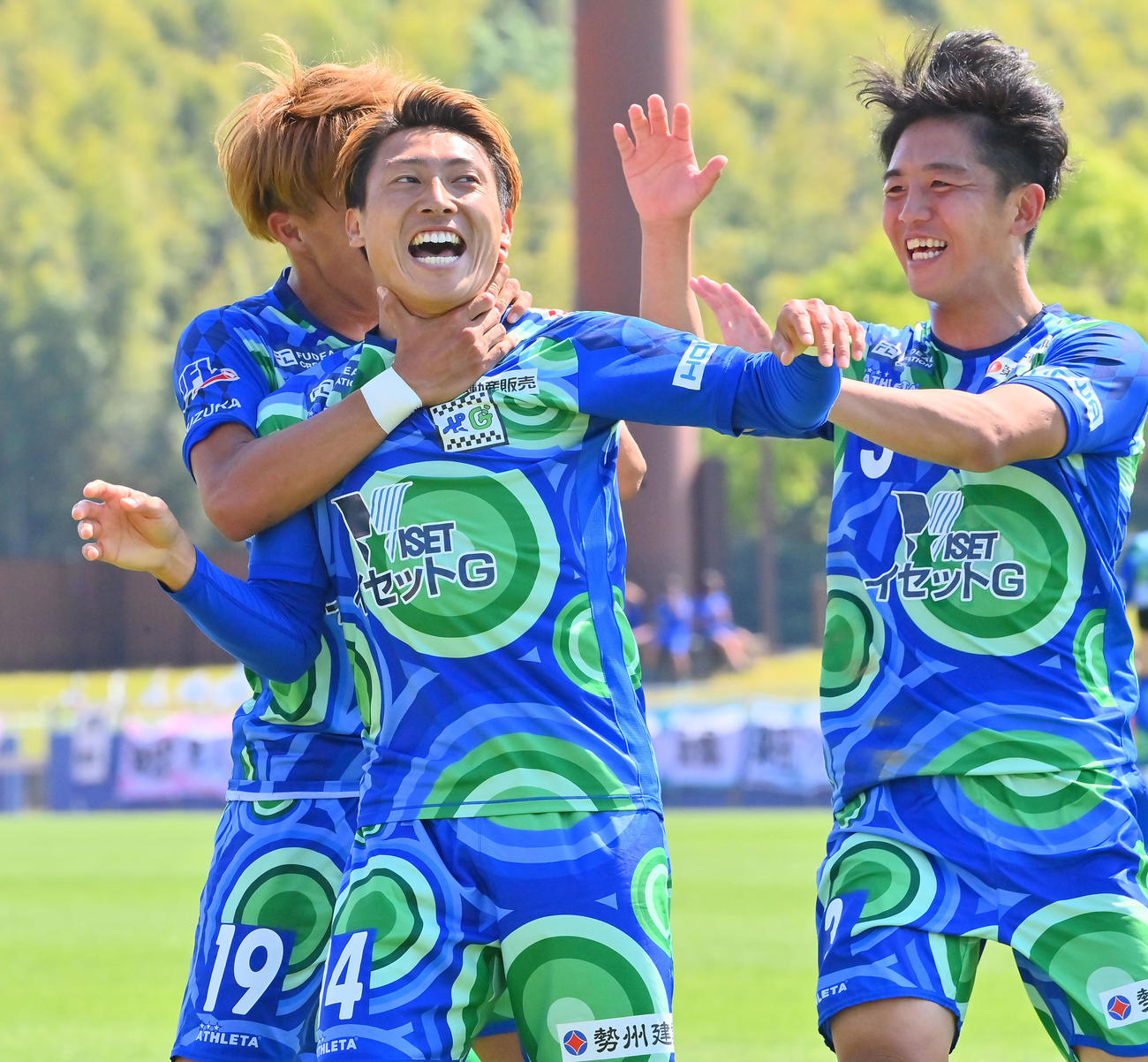 鈴鹿対HARIMA　自ら持ち込みゴールを決めた鈴鹿北野は選手らに祝福される（撮影・和賀正仁）