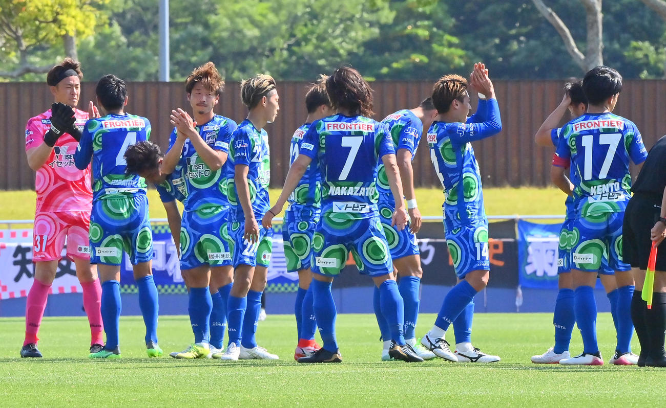 鈴鹿対HARIMA　天皇杯1回戦を突破した鈴鹿の選手ら（撮影・和賀正仁）