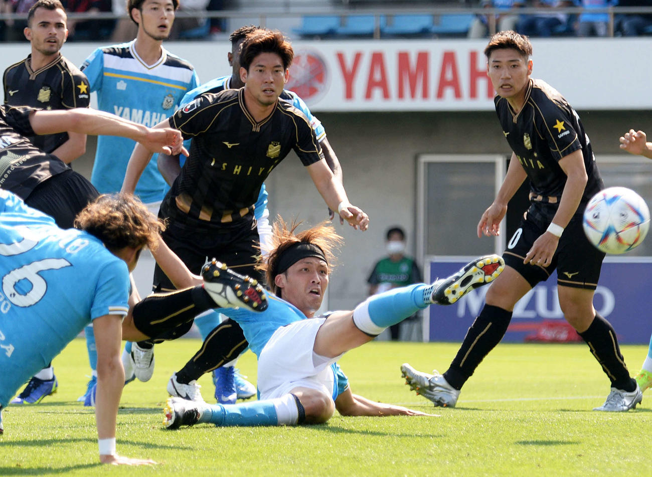 前半、倒れ込みながら先制点を決める磐田山本義