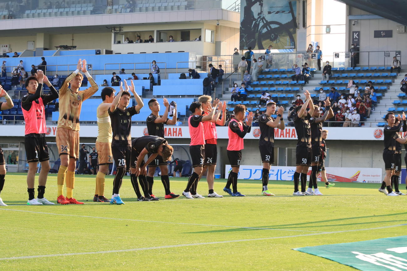 逆転勝利を挙げ、サポーターにあいさつする札幌イレブン（撮影・保坂果那）