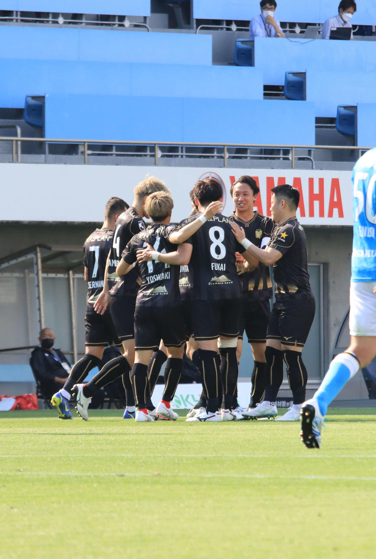 前半28分、同点に追いつき喜ぶ札幌イレブン（撮影・保坂果那）