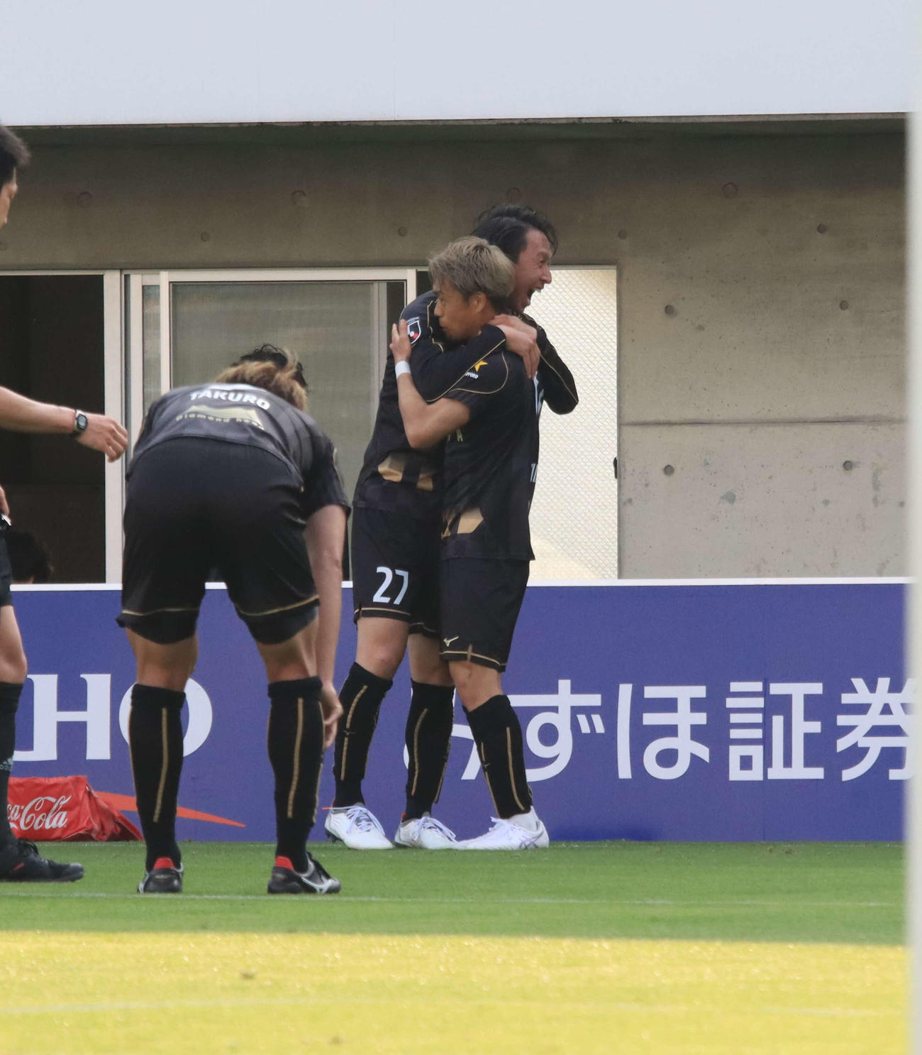 勝利が決まり、抱き合って喜ぶ札幌荒野（左）と駒井（撮影・保坂果那）