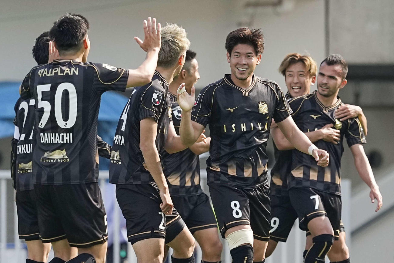 磐田対札幌　前半、同点ゴールを決め笑顔の札幌深井（右から3人目）（共同）