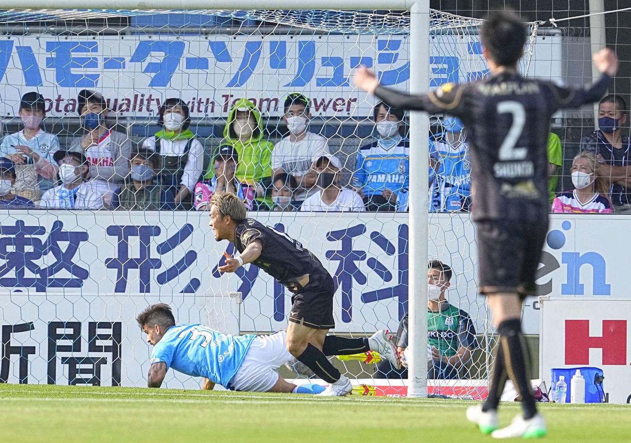 磐田対札幌　後半、ゴールを決め、駆け出す札幌・駒井（中央）（共同）