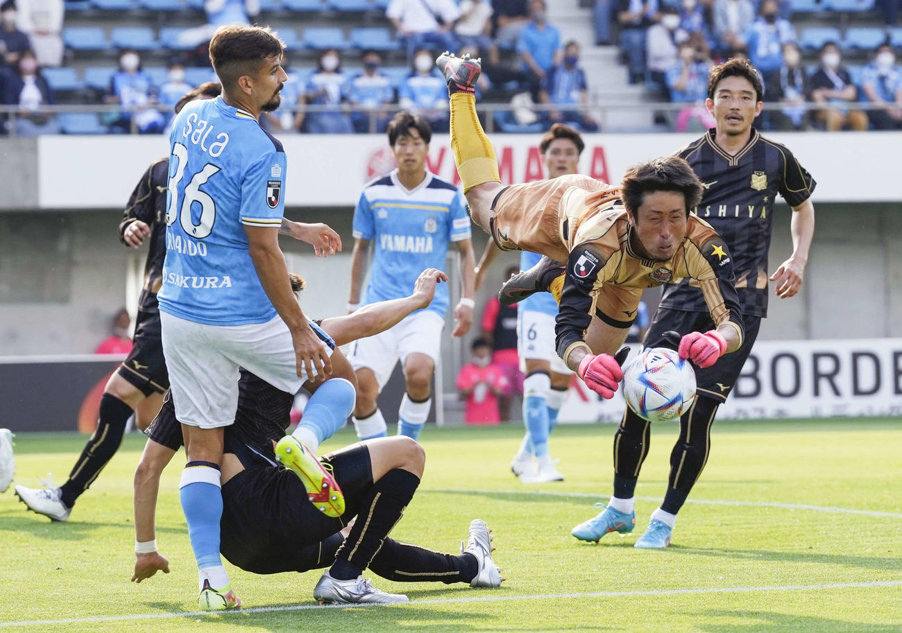 磐田対札幌　後半、ボールに飛びつく札幌・GK大谷（右から2人目）（共同）