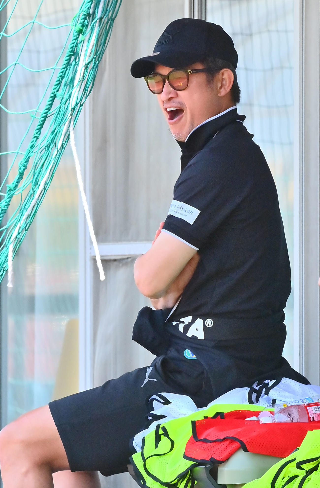 鈴鹿対HARIMA　試合前のウオームアップを見守る鈴鹿カズ（撮影・和賀正仁）