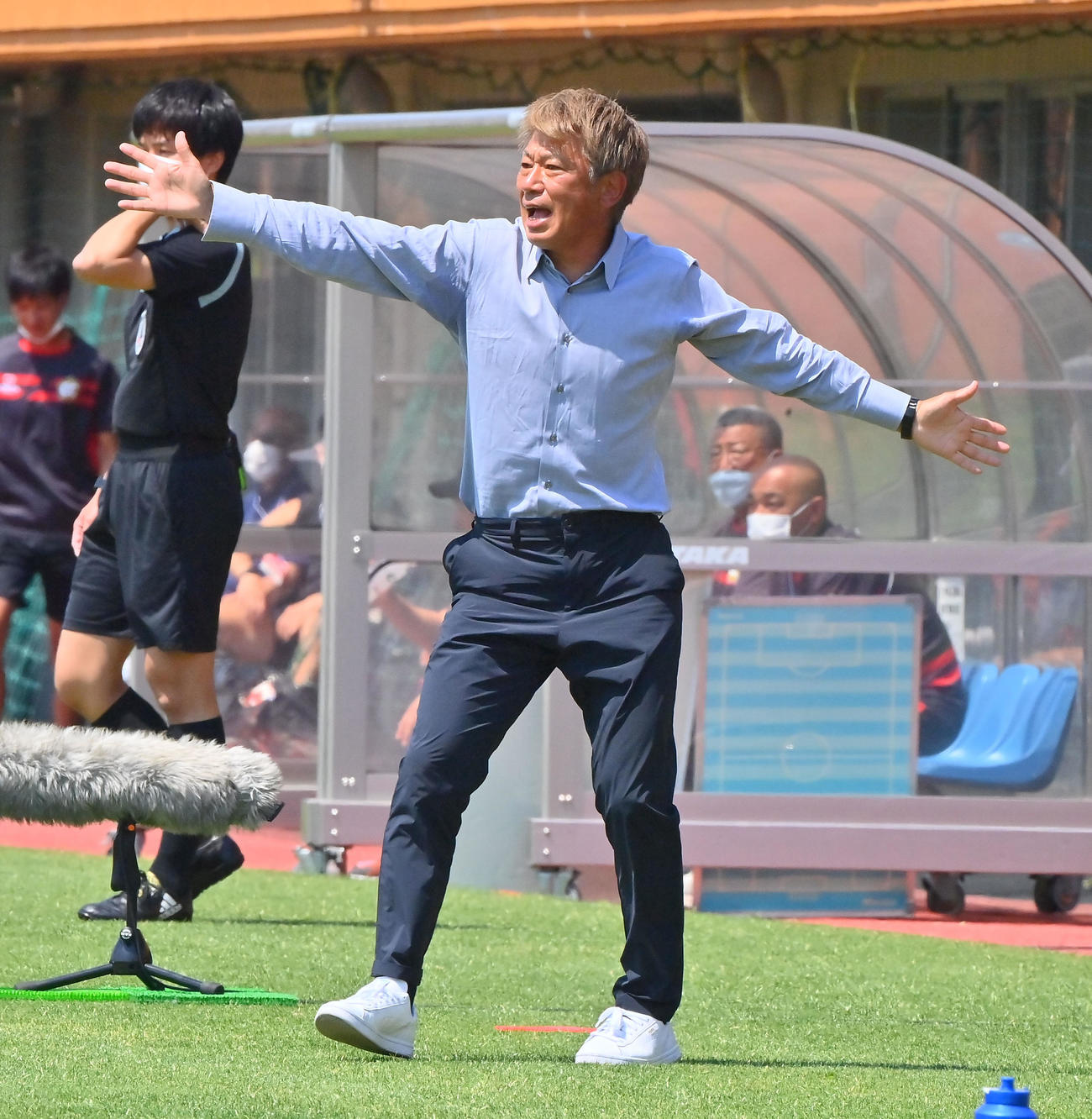 鈴鹿対HARIMA　ピッチの選手に指示を出す鈴鹿三浦泰年監督