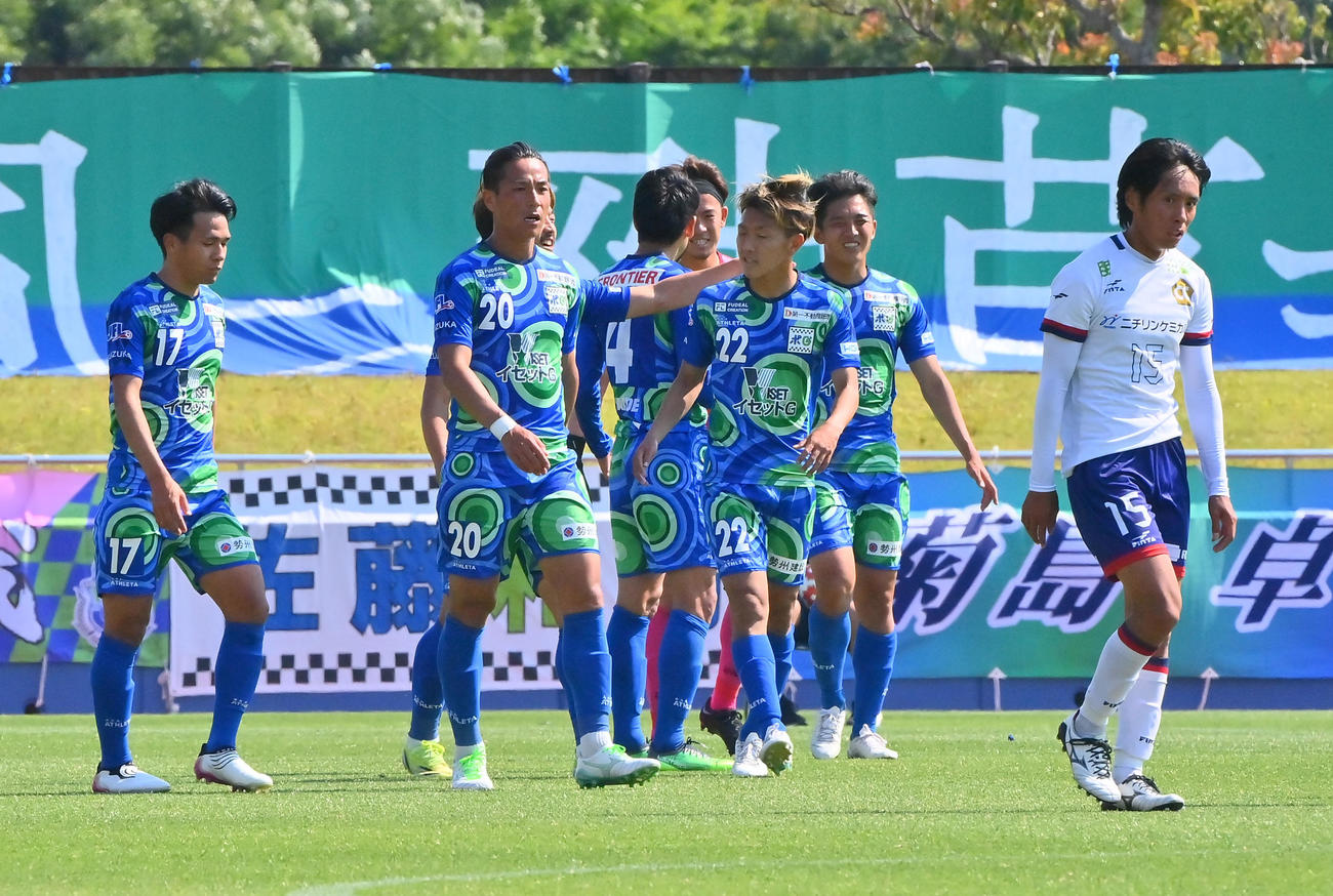 鈴鹿対HARIMA　天皇杯1回戦を突破した鈴鹿の選手ら（撮影・和賀正仁）
