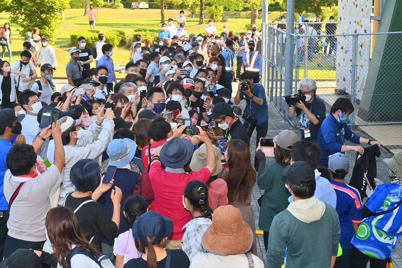試合後、大勢のサポーターにサインする鈴鹿カズ（撮影・和賀正仁）