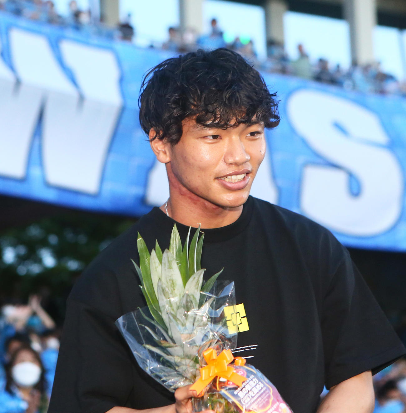 試合前、サポーターの前であいさつを行ったセルティック旗手（撮影・足立雅史）