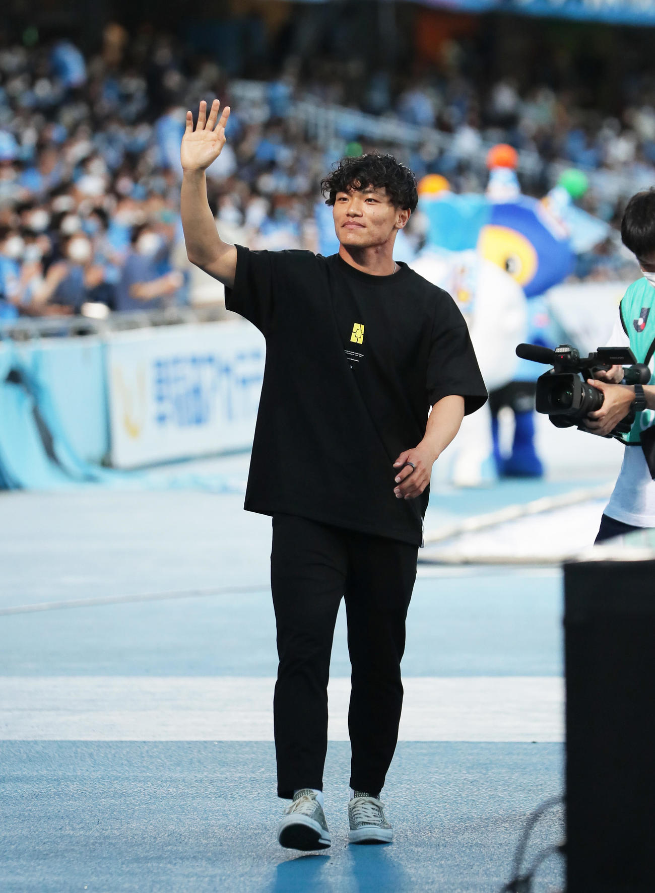 試合前、サポーターの前であいさつを行ったセルティック旗手（撮影・足立雅史）