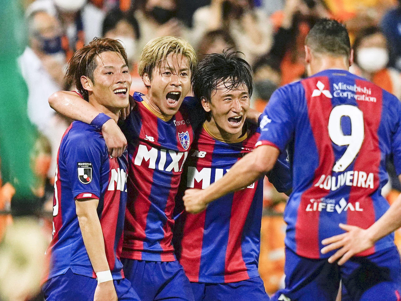 清水―FC東京　前半、先制ゴールを決めチームメートと喜ぶFC東京・小川（左から2人目）（共同）