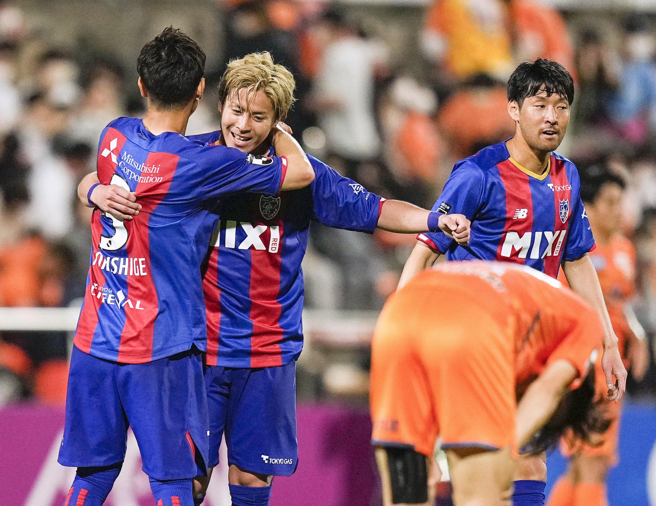 清水に勝ち、喜ぶFC東京・小川（左から2人目）ら（共同）